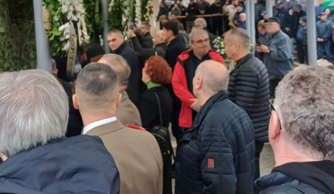 De ce s-ar fi îmbrăcat, de fapt, Mihai Stoichiță în roșu la înmormântarea lui Emeric Ienei, spre indignarea celor care l-au văzut