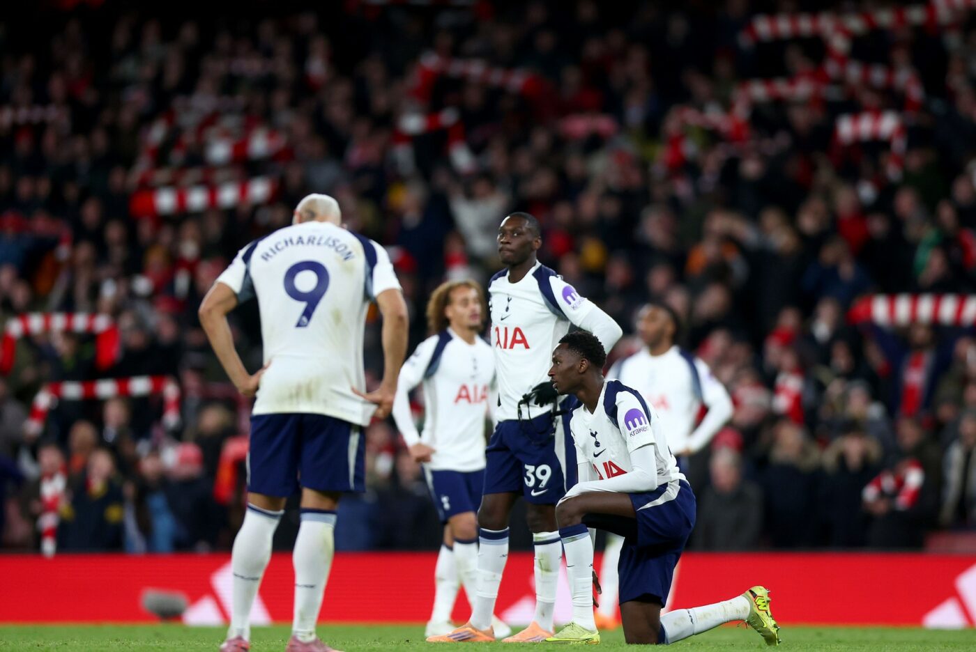 Echipa lui Radu Drăgușin, călcată în picioare de liderul Arsenal în derby-ul Londrei