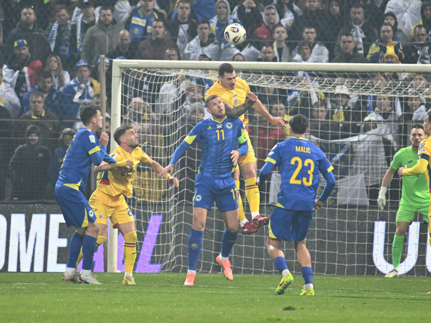 Edin Dzeko, gol norocos după o greșeală uriașă a lui Racovițan în Bosnia – România. Momente de panică la Zenica