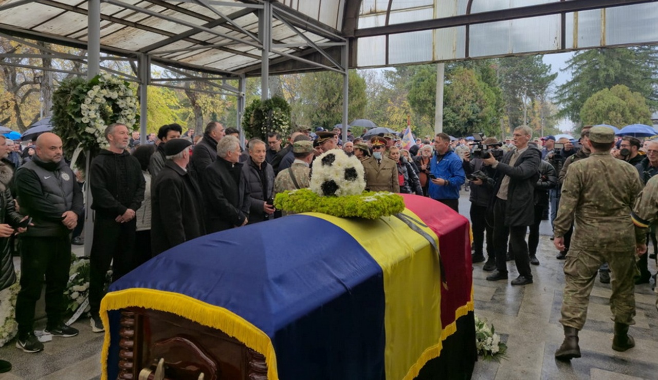 Emeric Ienei a fost înmormântat cu onoruri militare. Legendarul antrenor al Stelei a fost condus pe ultimul drum de 500 de oameni