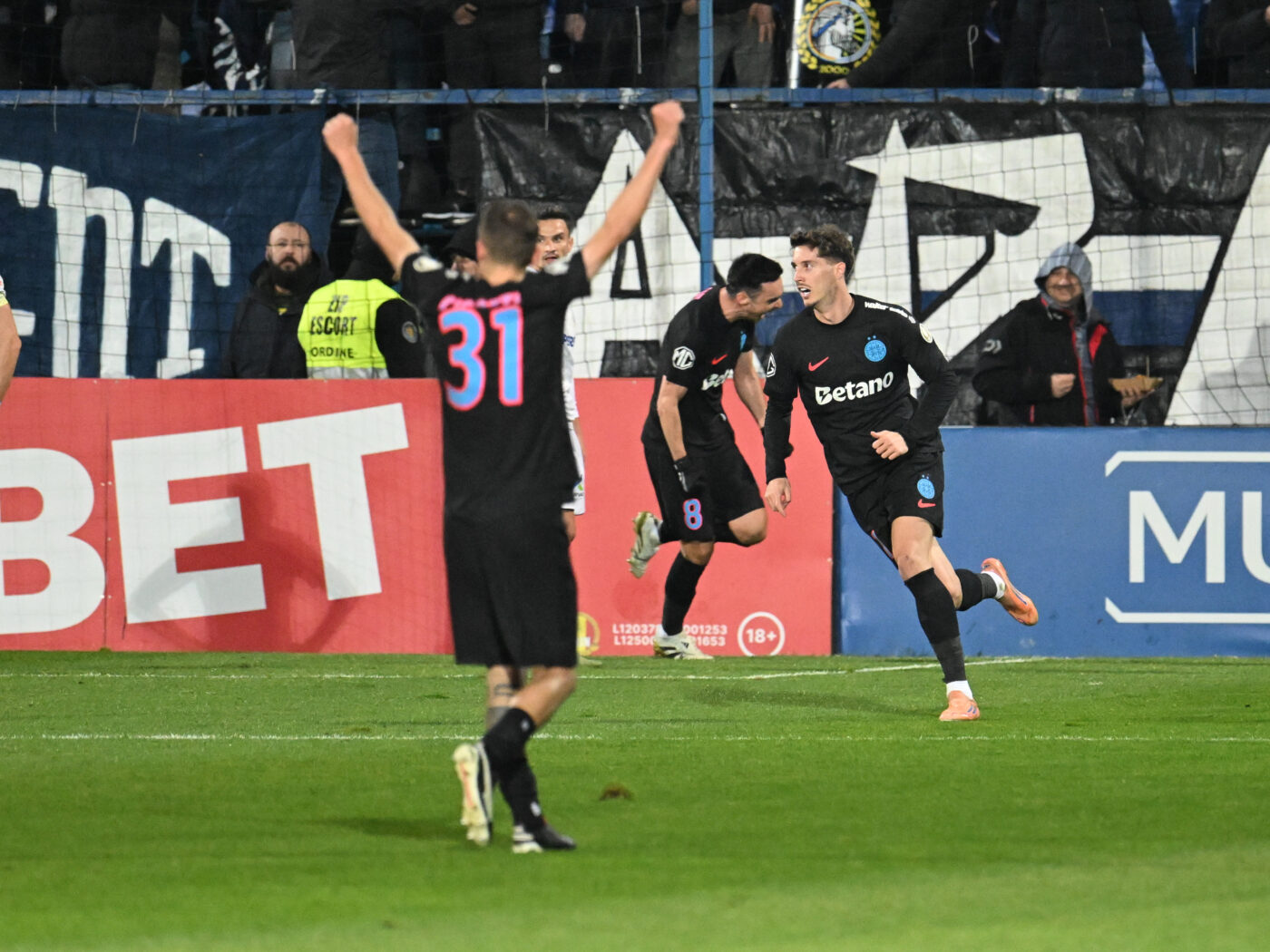 FCSB se impune grație „dinozaurilor” adormiți Olaru și Șut și revine în lupta pentru Play-off! Cătălin Mureșanu scrie cronica meciului care poate readuce speranța „roș-albaștrilor”