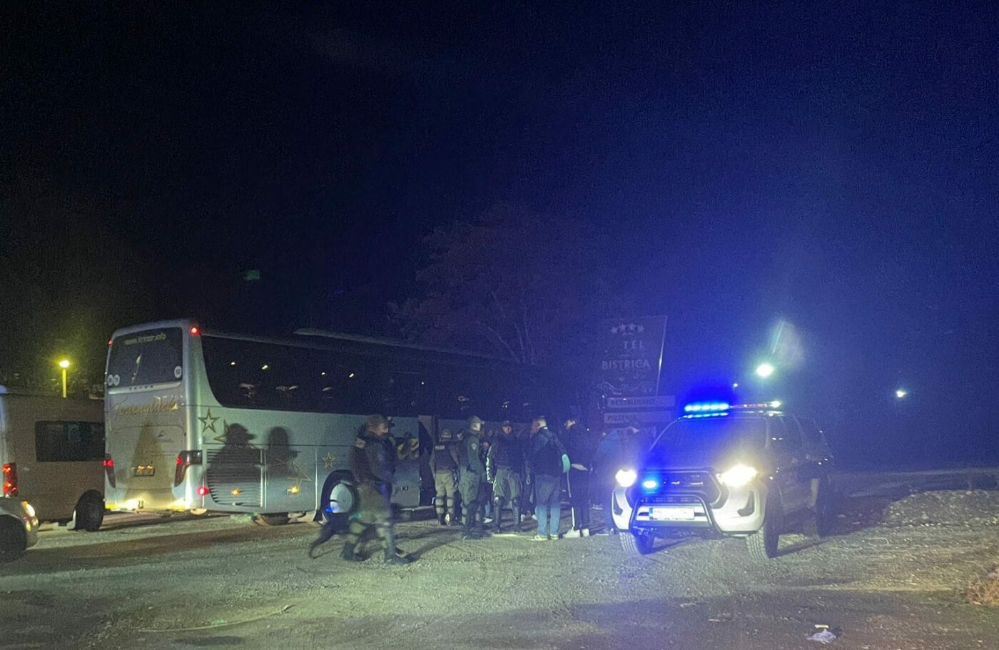 Fanii României, opriți de forțele de ordine la 60 de kilometri de Zenica, cu o oră înaintea meciului cu Bosnia! Ce se întâmplă în parcare. EXCLUSIV