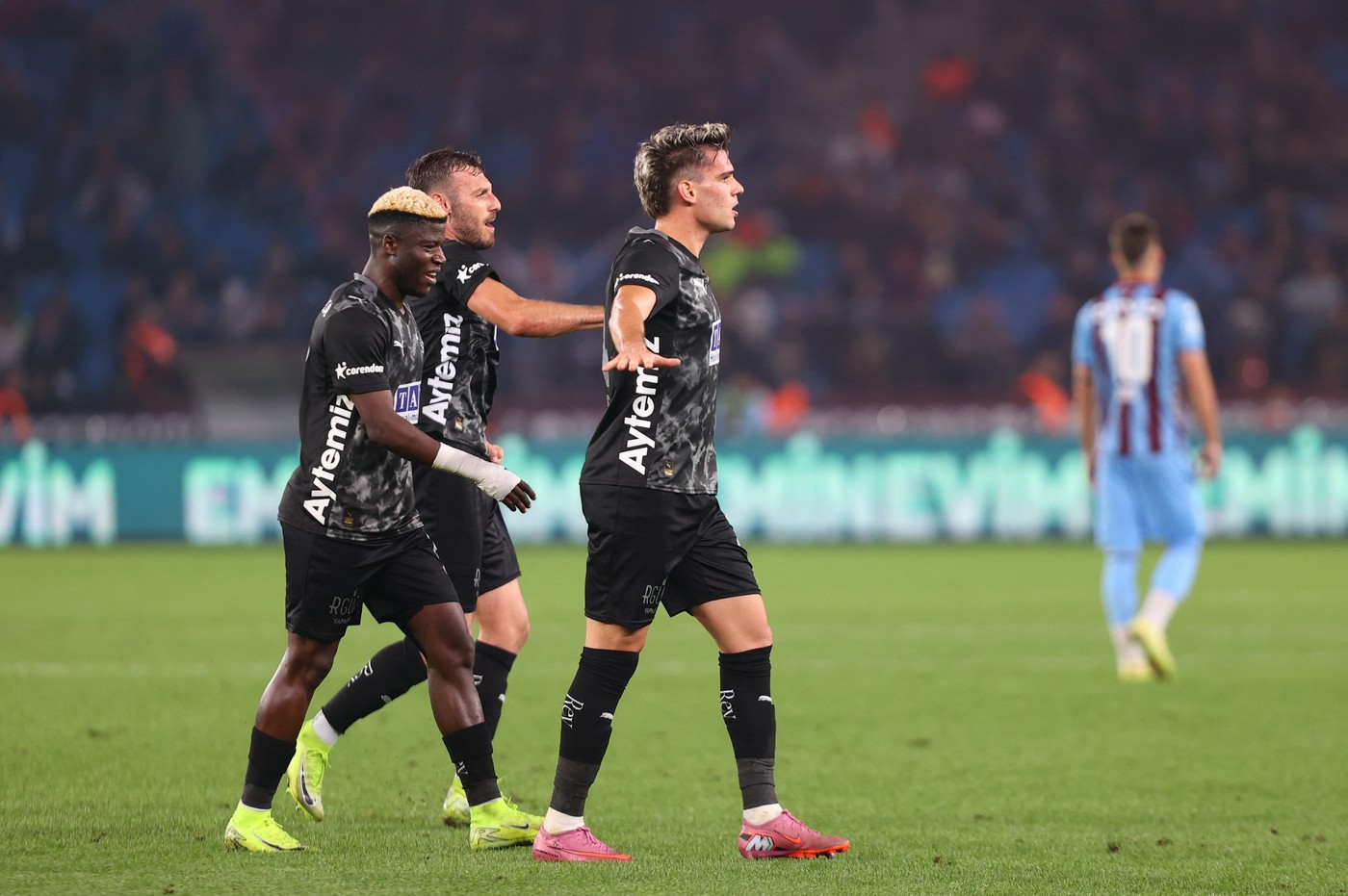 Golul lui Ianis Hagi i-a dat pe spate și pe cei care se ocupă de contul oficial Superlig. Cum au descris reușita românului