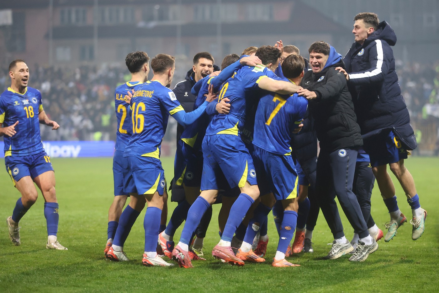 Imaginile care ne dor! S-a dezlănțuit nebunia în vestiar după Bosnia – România