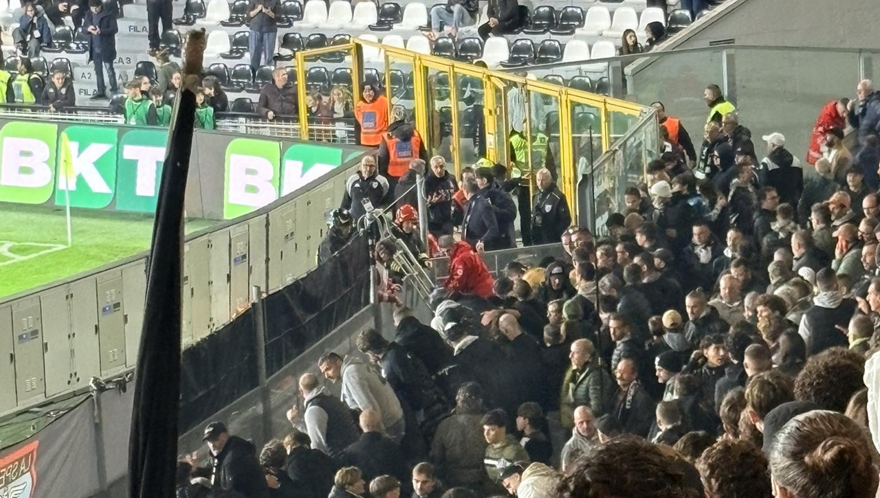 Incident șocant în Italia! Un suporter a ajuns la spital după ce a căzut într-un șanț de la stadion