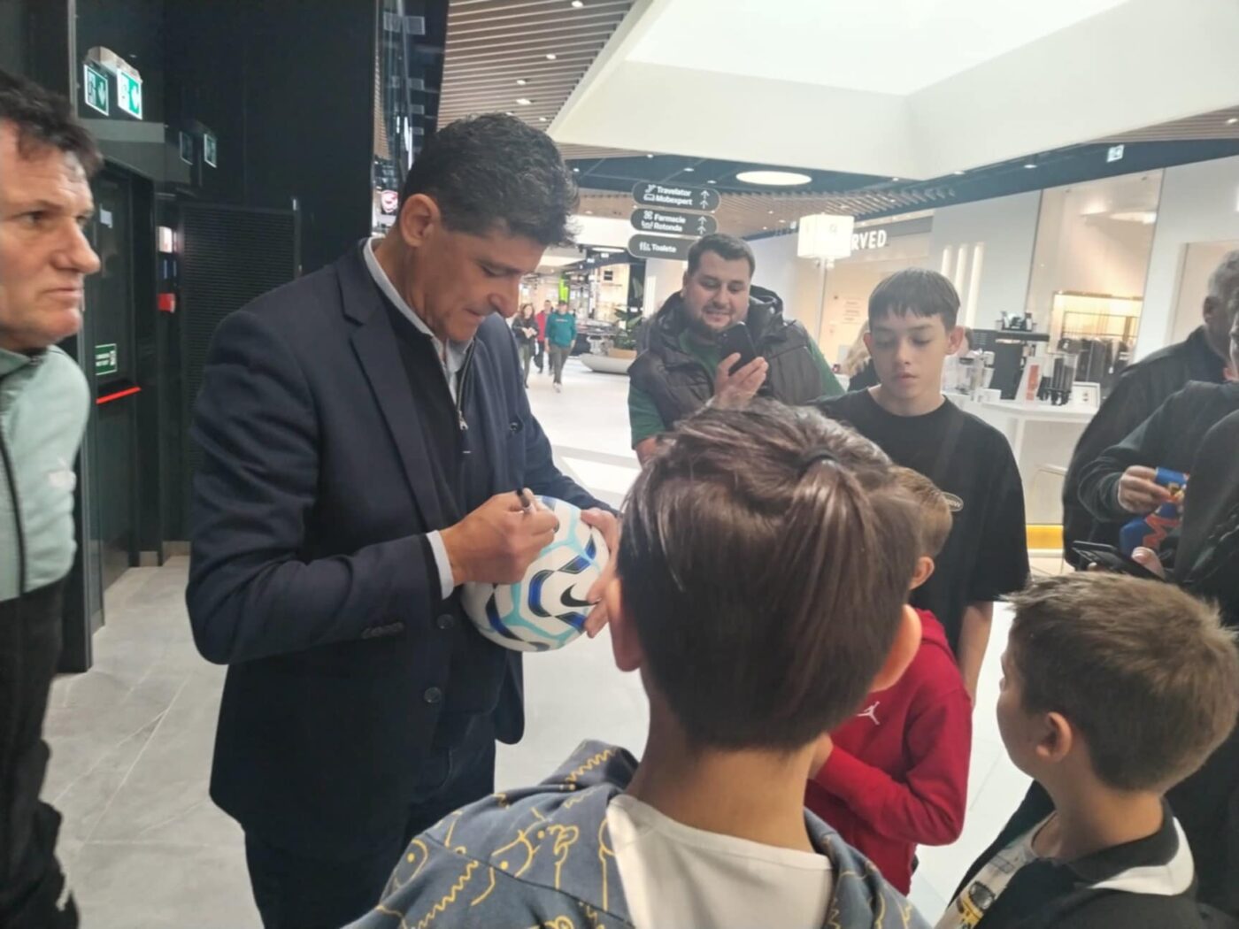 Miodrag Belodedici și Marius Niculae, asaltați de suporteri la Iași. „Belo”, nostalgic după anii de glorie ai fotbalului românesc: „Nu știu dacă vom mai trăi acele vremuri, va fi foarte greu”