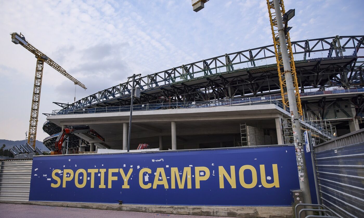 Muncitorii care au lucrat la stadionul Nou Camp, printre care și români, au făcut scandal din cauza condițiilor: „Au muncit la negru, câte 12 ore pe zi, șapte zile din șapte”