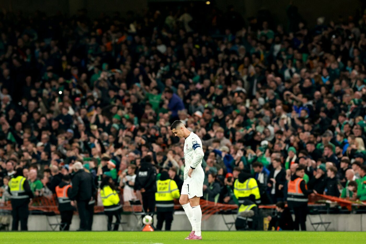 Nemaivăzut! Cristiano Ronaldo a luat cartonaș roșu pentru că și-a lovit adversarul în Irlanda – Portugalia