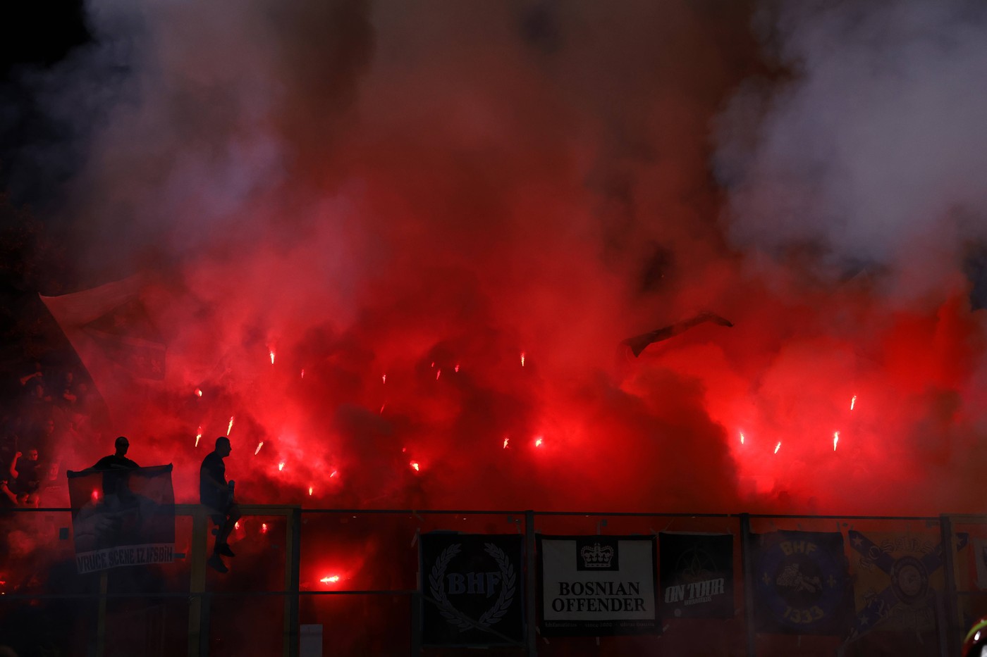 Nemaivazut-Fotbalistii-Bosniei-au-intervenit-pentru-ca-ultrasii-periculosi-sa-primeasca-bilete-la-meciul-cu-Romania.jpg