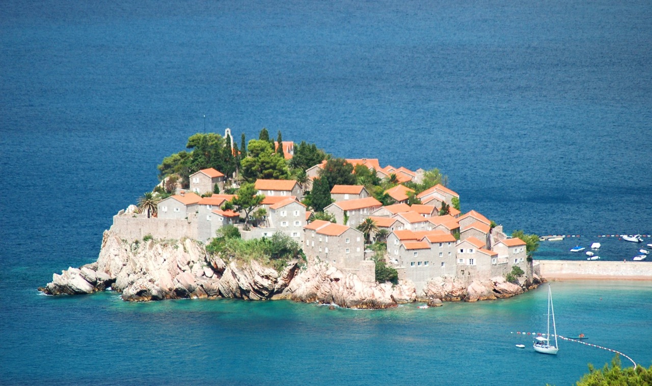 Novak Djokovic, tun imobiliar spectaculos: cumpără hotelul-oraș Sveti Stefan și insula pe care e construit!