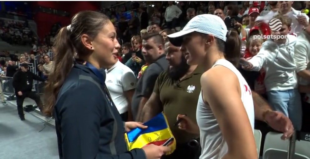 O-jucatoare-din-echipa-Romaniei-s-a-dus-direct-la-Iga-Swiatek-si-i-a-cerut-ceva-neobisnuit-dupa-meciul-din-Billie-Jean-King-Cup.jpg