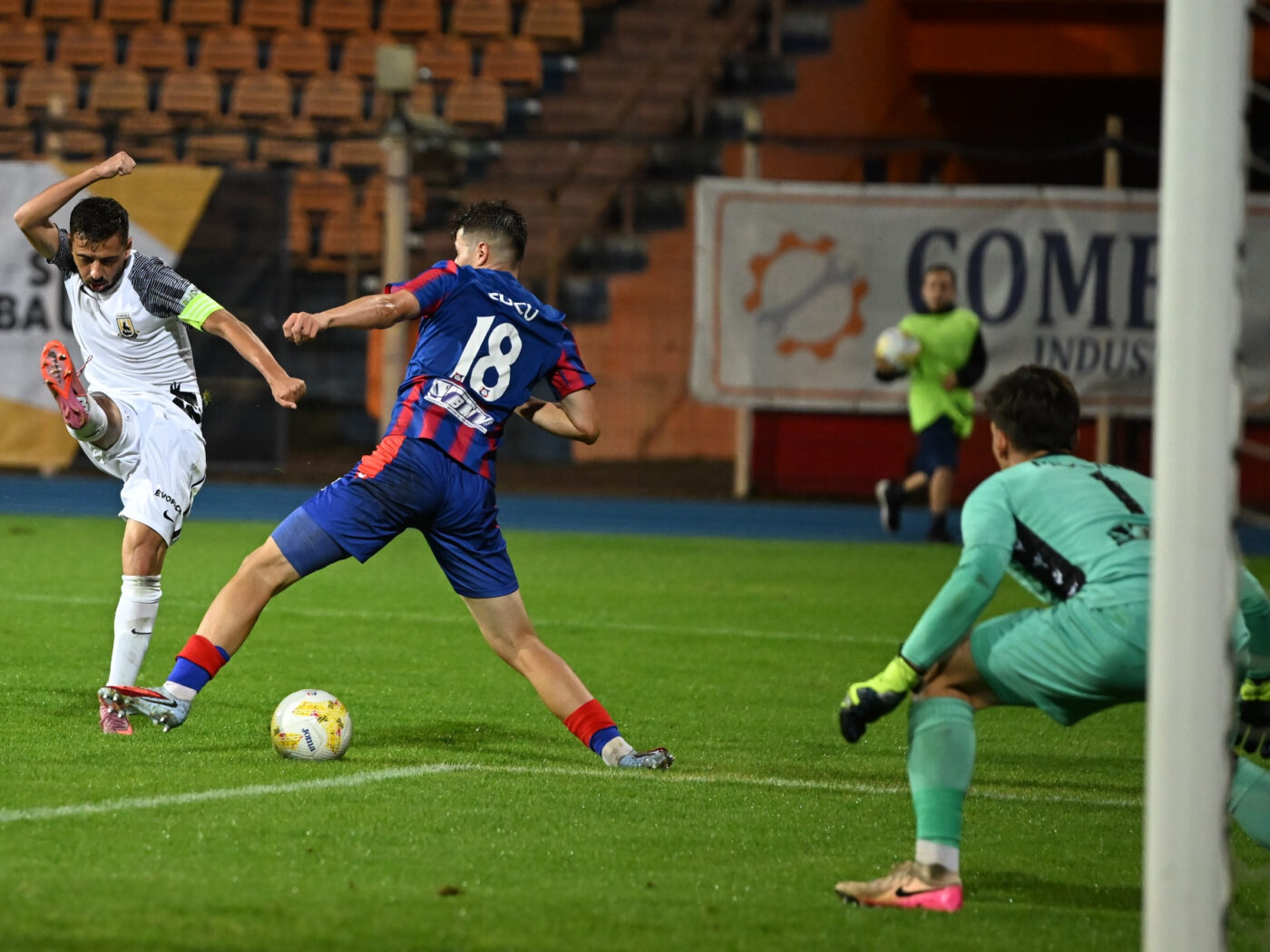 Povestea puștiului de nici 18 ani care joacă deja la națională și este gata să se ia la trântă cu vedetele din Superliga. EXCLUSIV