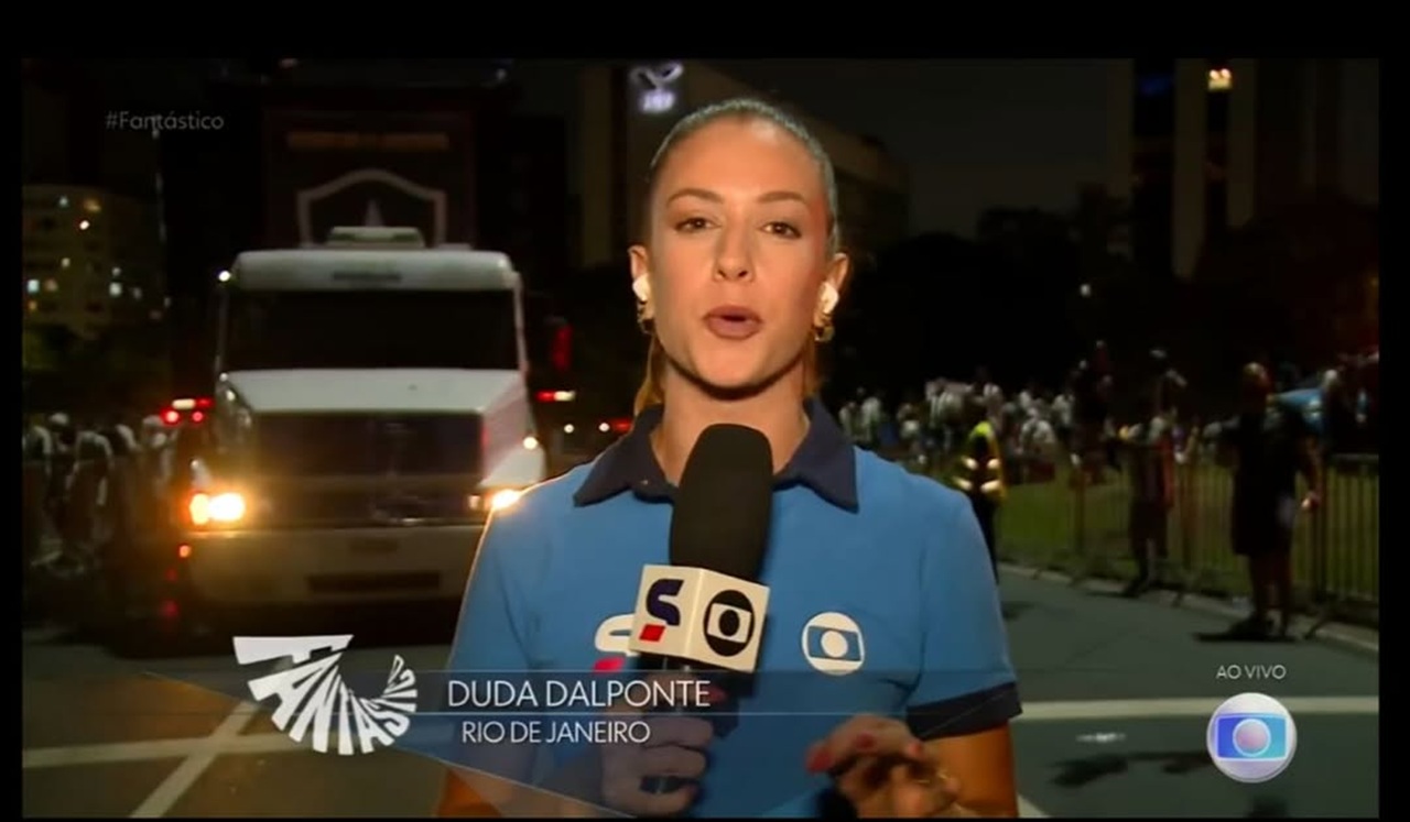 Revoltător! Ce a pățit reportera TV când era în direct: bărbații din spatele ei au făcut un gest deplasat!