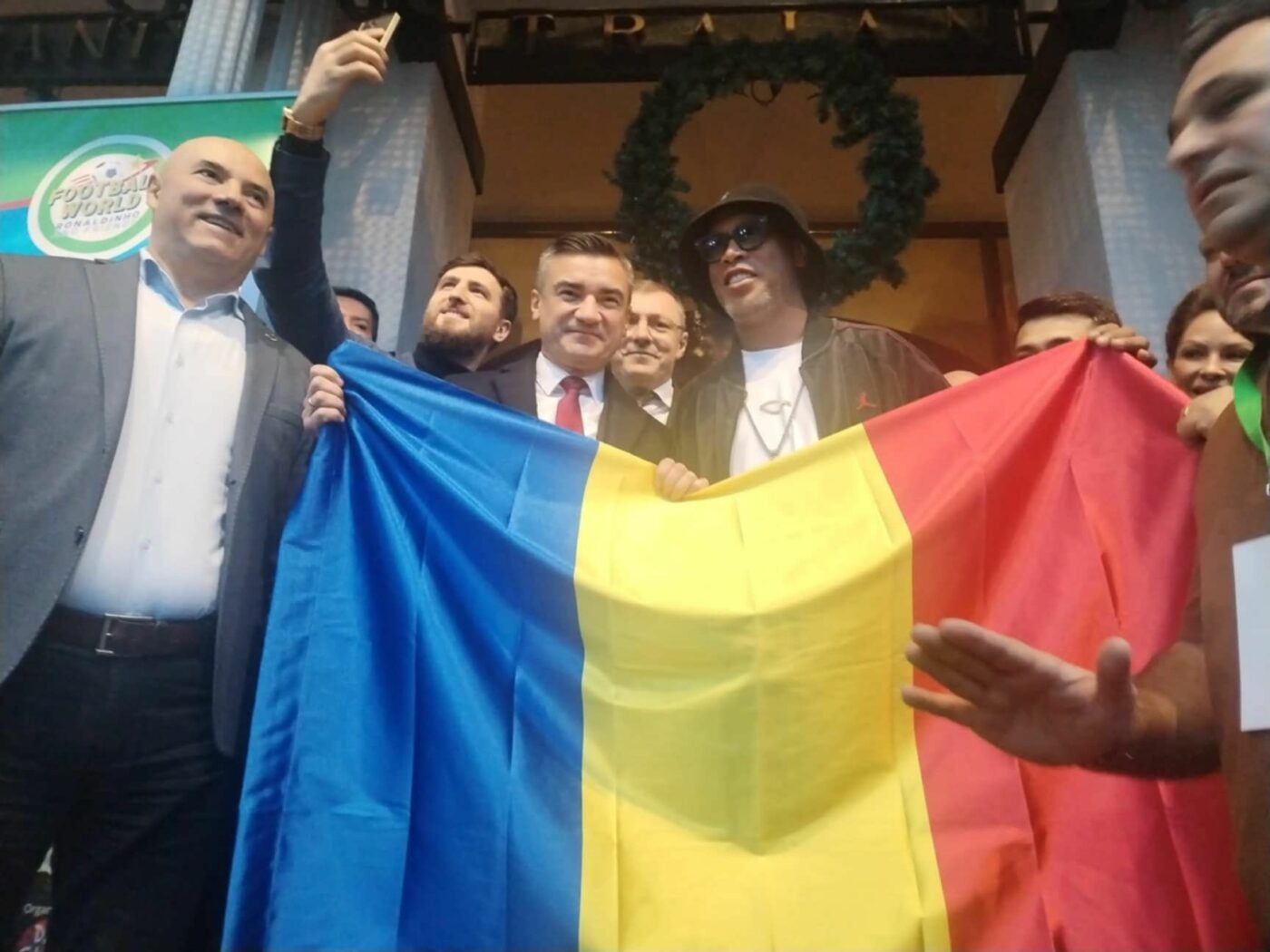 Cum a fost primit Ronaldinho la Iaşi. Ce cadou i-au dat moldovenii brazilianului