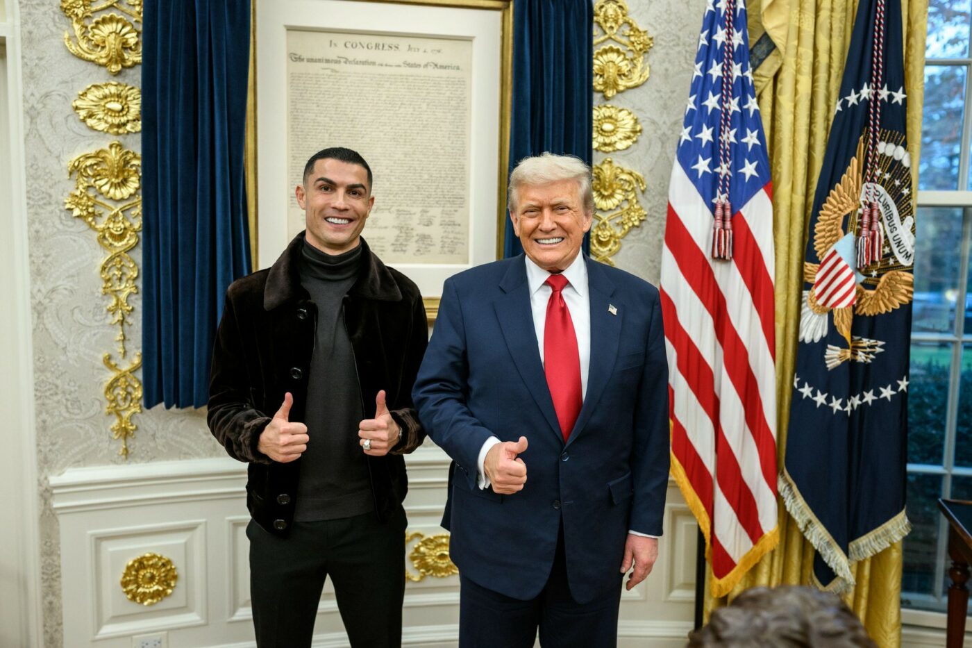 S-a-aflat-ce-cadou-i-a-dat-Donald-Trump-lui-Cristiano-Ronaldo-la-Casa-Alba-1400x933.jpg