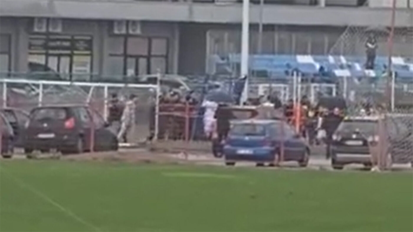 Scandal fără precedent la un meci de juniori: 10 cartonașe roșii, părinții s-au luat la bătaie și a venit poliția!