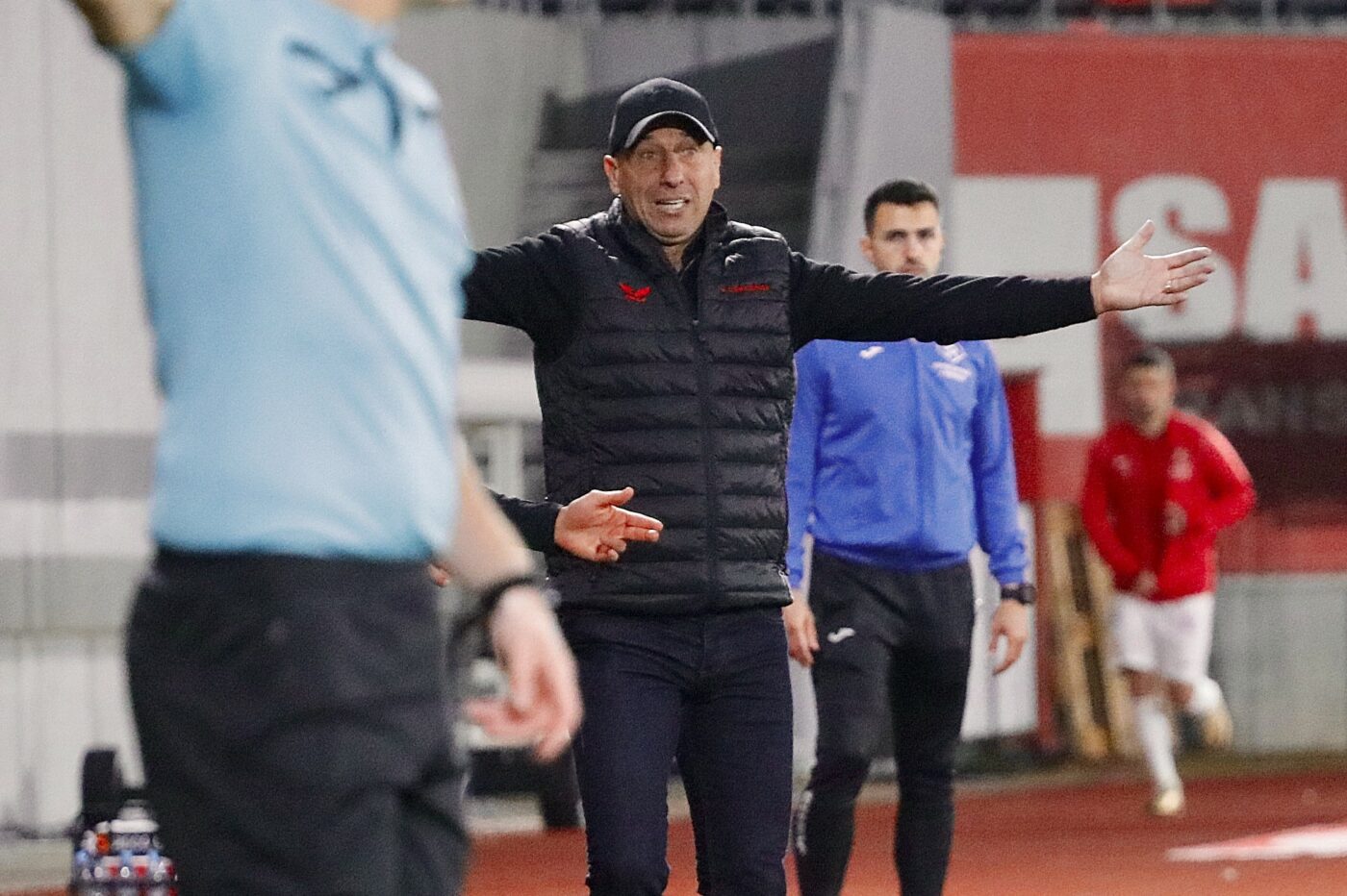 Scandal monstru: Ilyeș s-a dus peste arbitra Iuliana Demetrescu la pauza meciului Dinamo – Csikszereda! Cine a salvat-o de reproșurile antrenorului