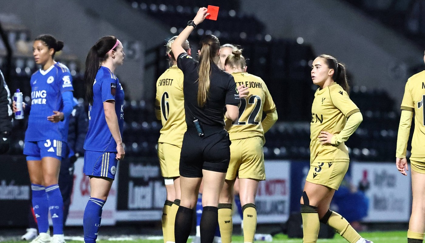 Scene șocante la un meci de fotbal feminin! Și-a luat adversara de gât și a pus-o la pământ