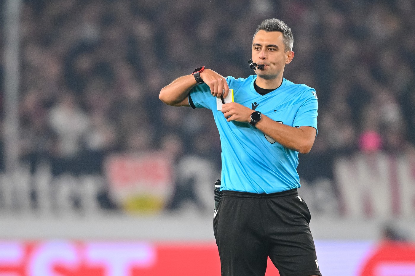 Scene uluitoare cu Horațiu Feșnic în Arabia Saudită, unde jucătorii l-au alergat pe arbitrul român în drumul spre VAR. Comentatorii au început să râdă în direct