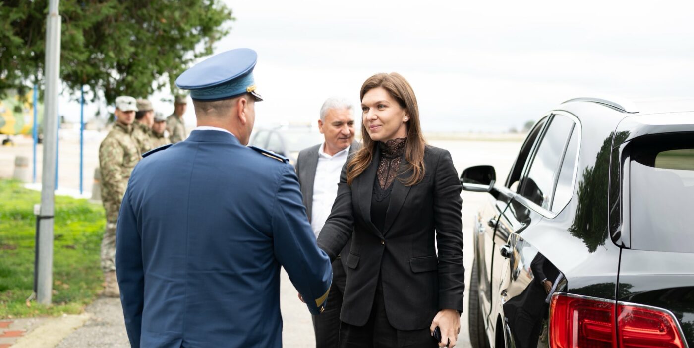 Simona Halep, răvășitoare la un eveniment comemorativ: „A dorit să aducă un omagiu asului aerului!” Ce cadou le-a făcut campioana reprezentanților bazei militare. FOTO