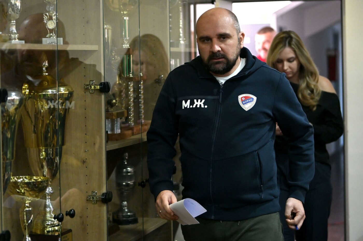 Tragedie! Antrenorul din prima ligă sârbă de fotbal a murit la doar 45 de ani, după ce i s-a făcut rău în timpul meciului