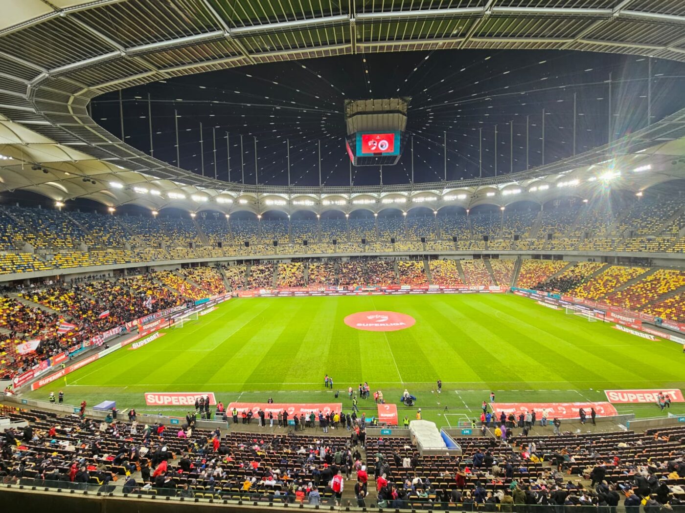 Trei nume grele, dintre care doi foşti selecționeri ai României, mari stelişti, au fost aparițiile surpriză de la Dinamo – Oțelul. Au stat în loja oaspeților
