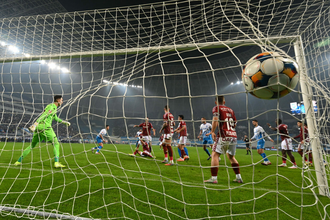 Spectacol în Bănie: Universitatea Craiova a subordonat Rapidul în prima repriză, însă a smuls egalul în prelugirile meciului. Cătălin Mureșanu scrie cronica uui derby fascinant