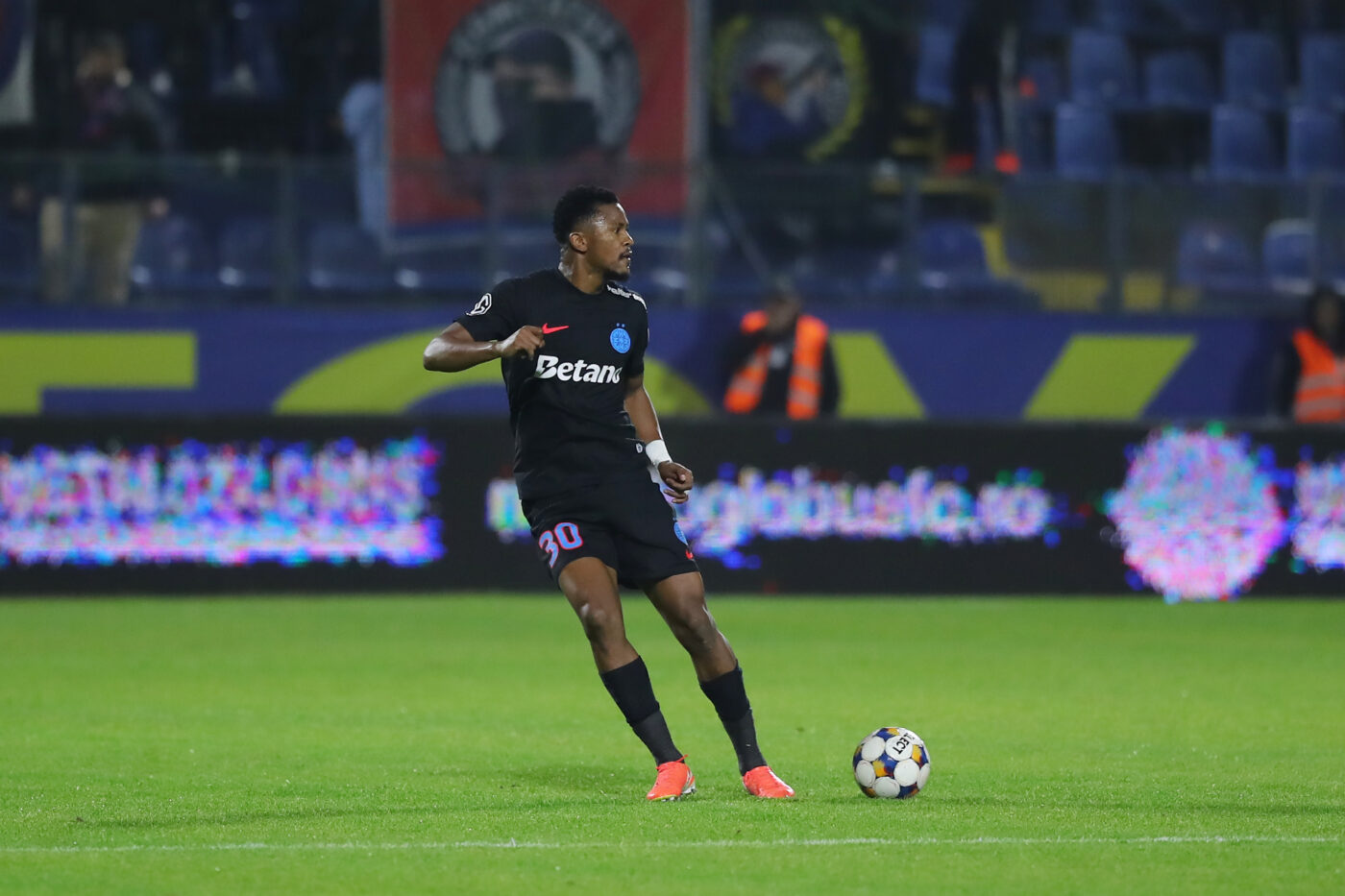 Vai de steaua noastră! Deși în superioritate numerică din minutul 27, FCSB pierde 0-1 cu Steaua Roșie Belgrad pe gafa lui Ngezana iar calificarea din grupa Europa League e tot mai departe