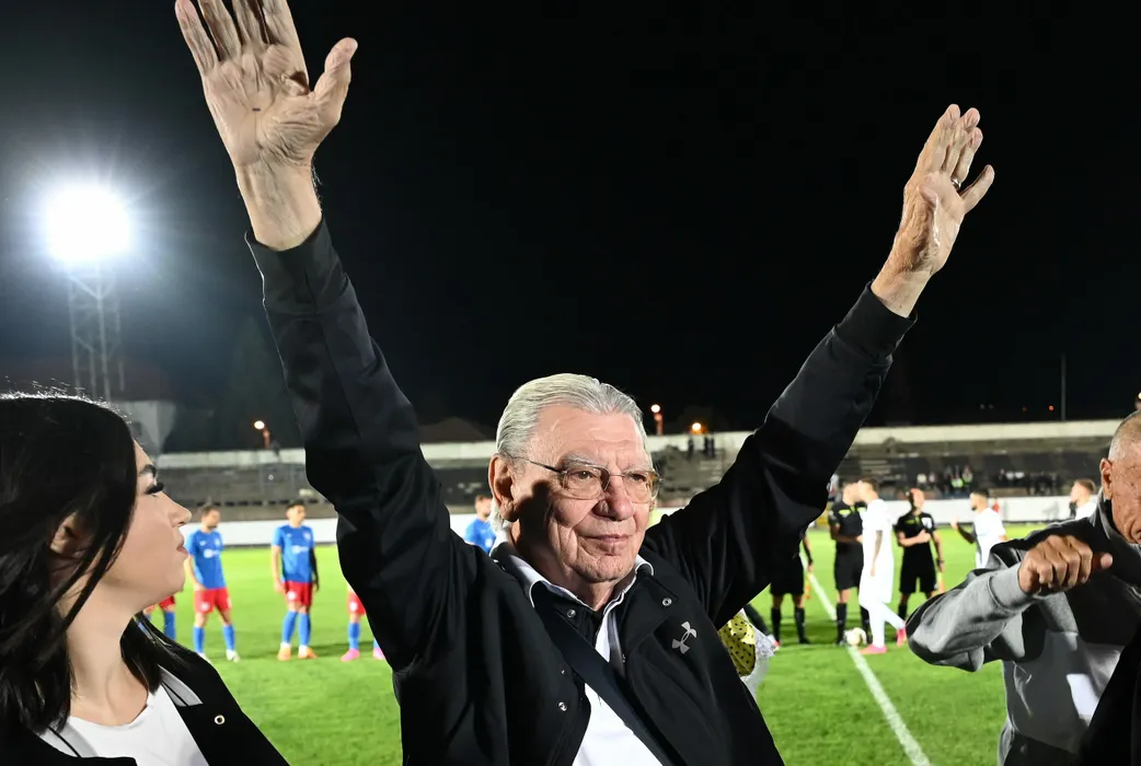 Zoltan Ritlli, amintiri memorabile despre Emeric Ienei: „A fost omul care m-a făcut să prind echipa națională și antrenorul care ne-a convins că îi putem învinge pe Rio Ferdinand, Lampard, Joe Cole și Di Canio”. EXCLUSIV