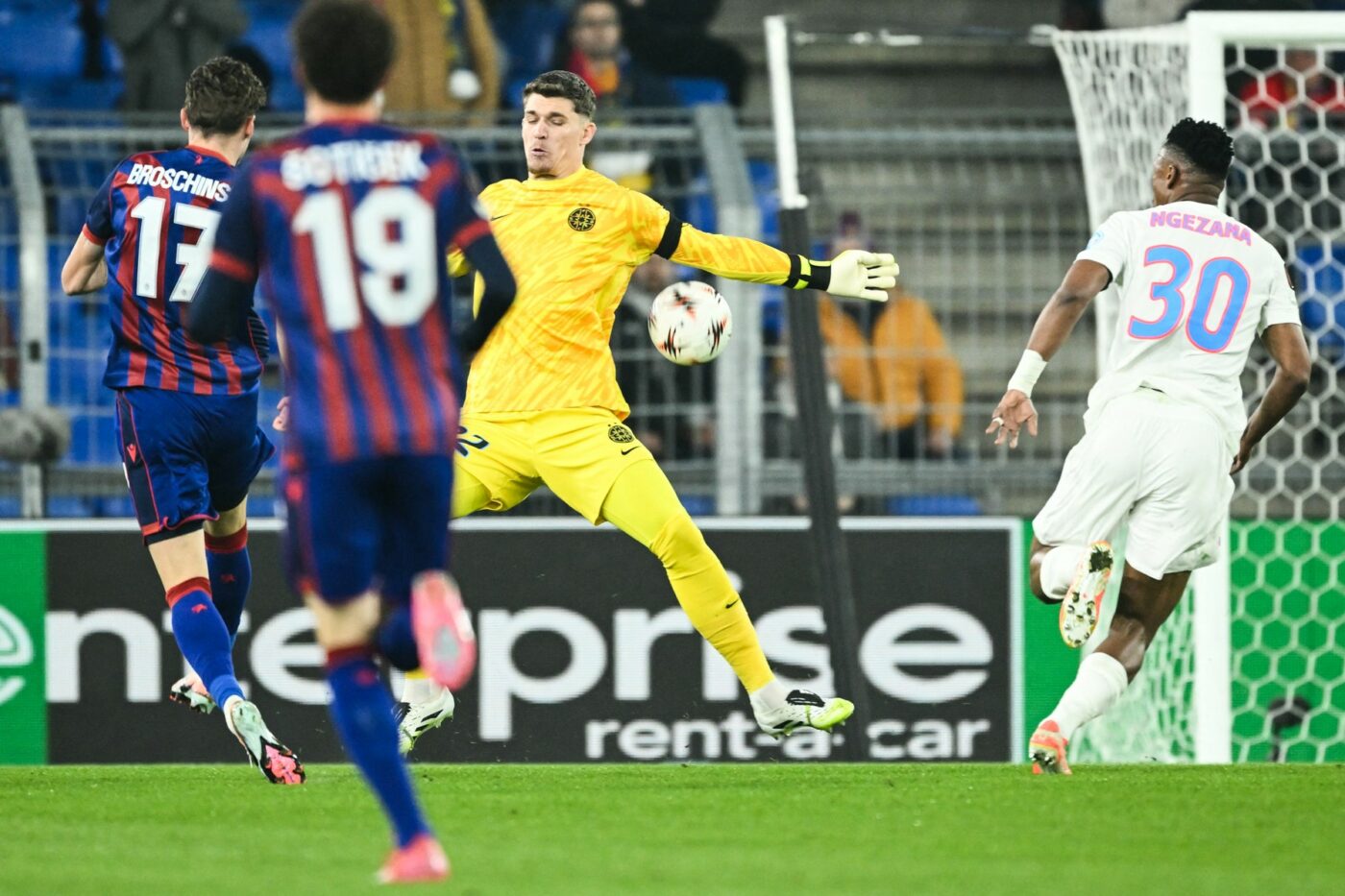Lacrimi și sfinți: FCSB pierde amar cu Basel. Târnovanu – pehlivanu’ și capodopera lui Olaru. Cătălin Mureșanu scrie cronica unui meci în care roș-albaștrii au evoluat curajos 