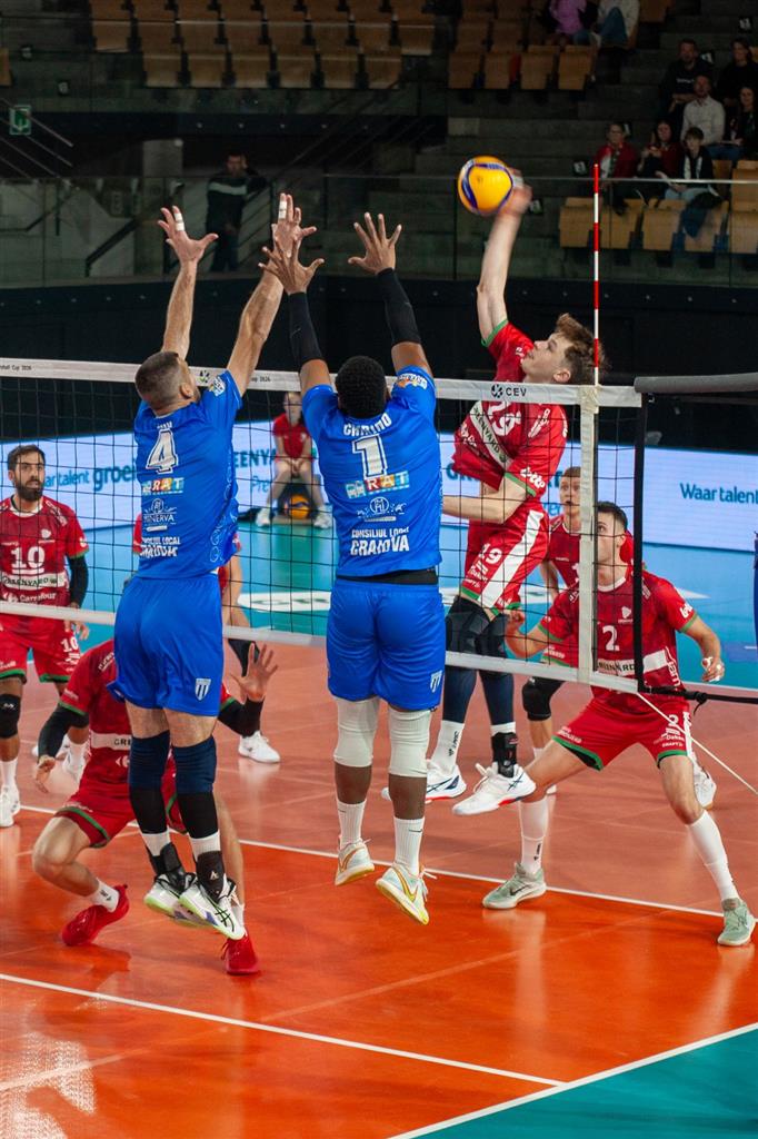 SCM Universitatea Craiova pierde prima manşă din CEV Cup cu belgienii de la Greenyard Maaseik. Victorii în Challenge Cup pentru Arcada Galaţi şi Steaua