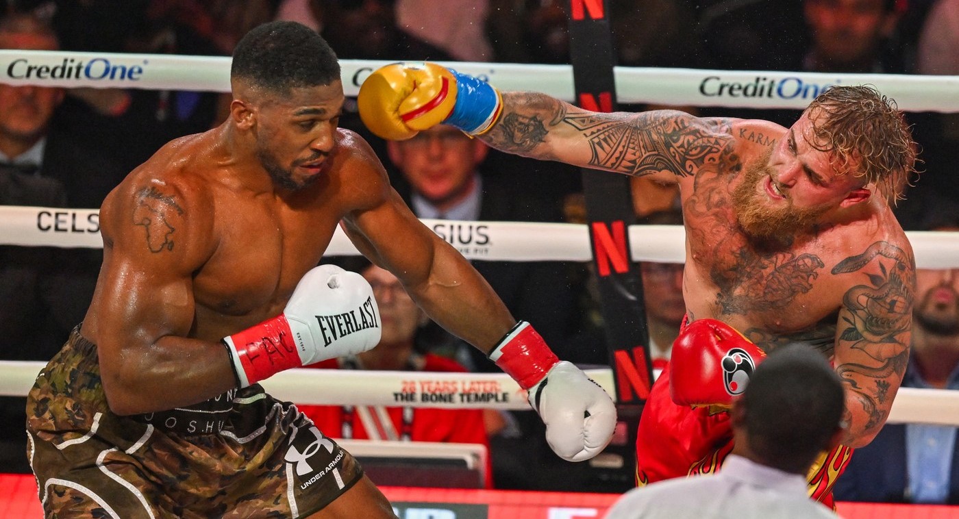 „N-au-dat-bani-sa-vada-rahatul-acesta.-Comentatorii-NETFLIX-i-au-desfiintat-pe-Anthony-Joshua-si-pe-Jake-Paul-in-timpul-luptei-si-fanii-i-au-huiduit-copios.jpg