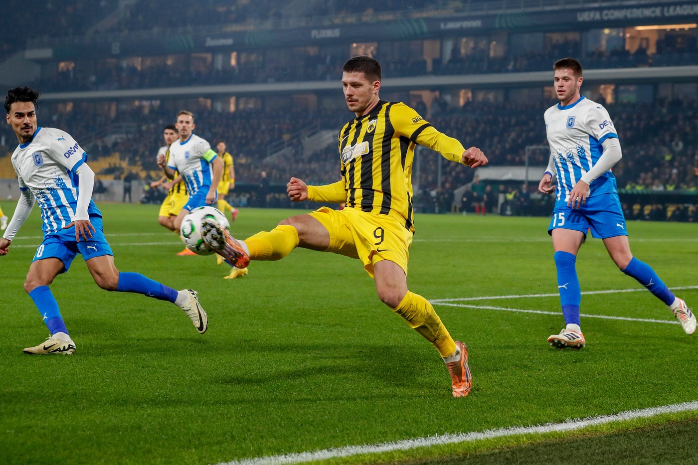 Tragedie la Atena! Universitatea Craiova a fost eliminată după ce a primit goluri în minutele 90+8 și 90+15, ultimul dintr-un penalty acordat cu VAR, deși trecuseră 3 minute peste cele de prelungire arătate inițial!
