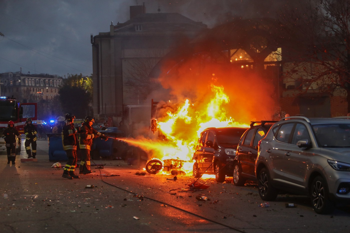 Bătăi de stradă înaintea meciului dintre echipele lui Dan Șucu și Cristi Chivu: trei polițiști au ajuns la spital, o mașină a fost incendiată!