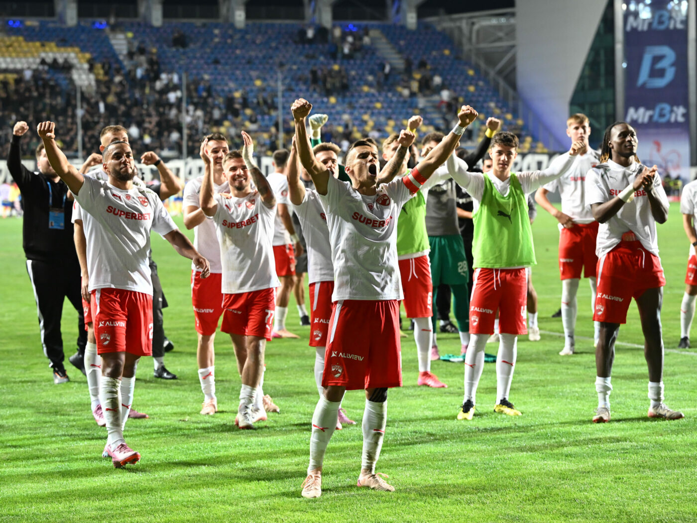 Cătălin Cîrjan și restul lumii! Gest fără precedent făcut de suporteri pentru mijlocaș fix înaintea marelui derby FCSB – Dinamo