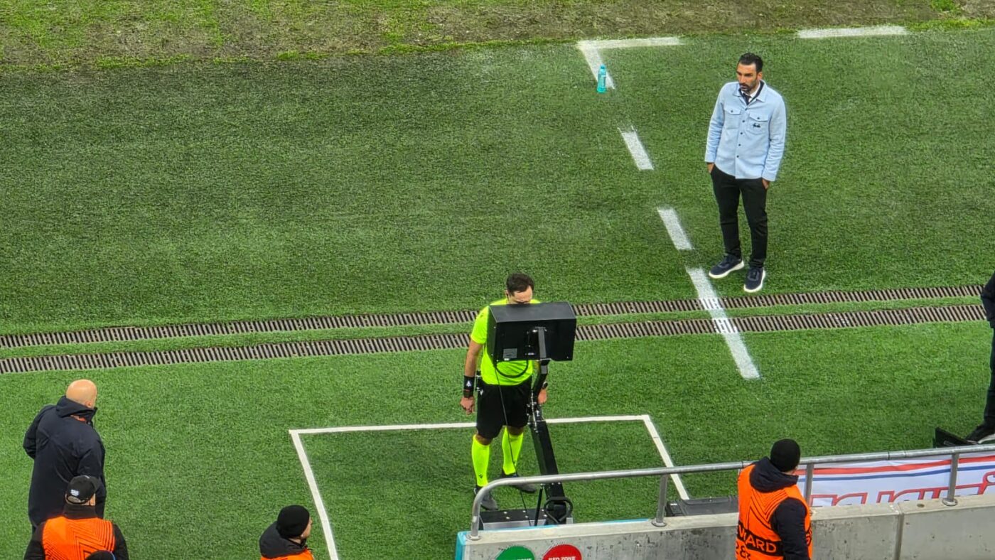 Charalambous, ochii din umbră de la VAR! Imaginile serii în FCSB – Feyenoord de la cea mai controversată fază