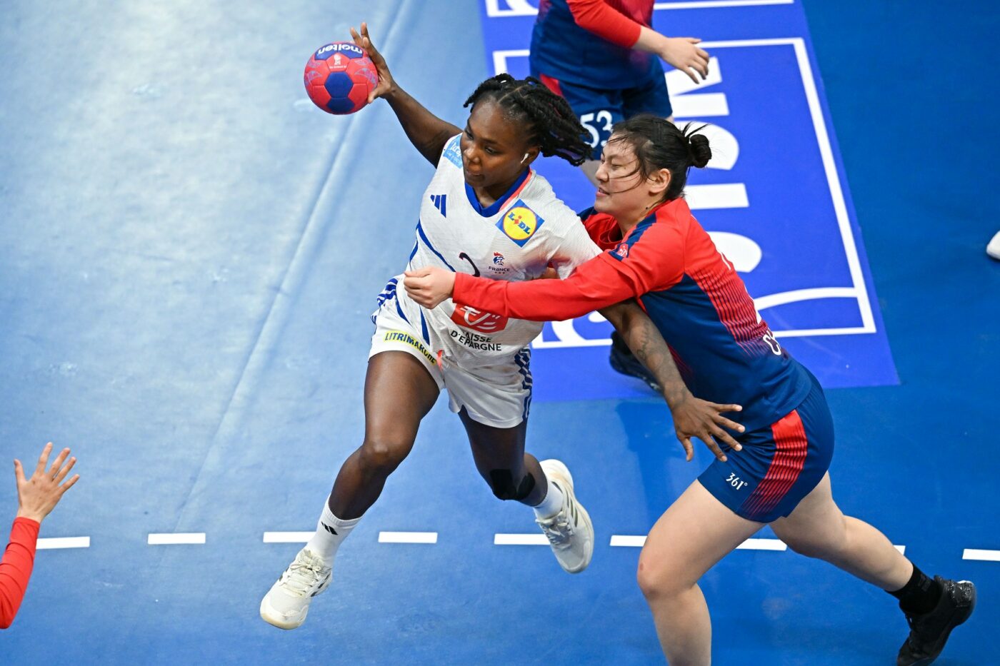 China a simțit durerea şi impactul unei înfrângeri usturătoare cu puternica Franța. A luat 47 de goluri în meciul de la Campionatul Mondial de handbal feminin