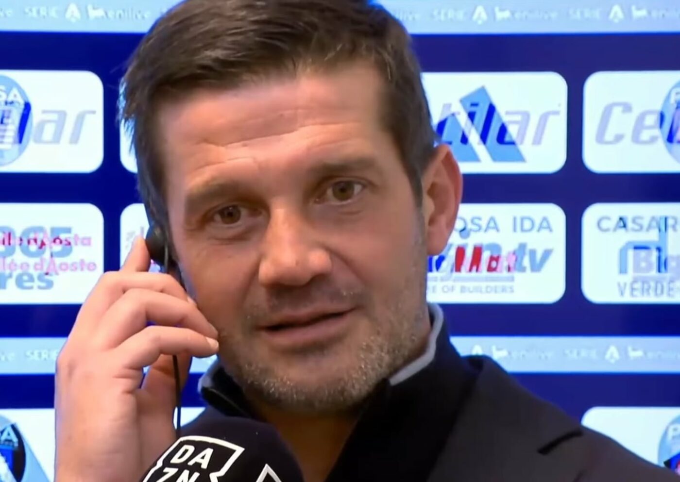 Chivu, reacția serii după ce a pornit alarma de incendiu în timp ce vorbea. Cele 4 cuvinte care au stârnit hohote de râs