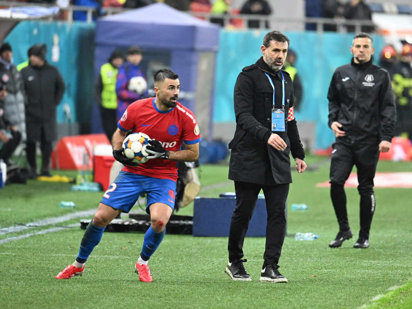 Momentele inedite ale derby-ului FCSB – Dinamo care nu s-au văzut la TV. Gestul superb al jucătorului roș-albaștrilor în timp ce toți colegii lui erau deja la vestiare. SPECIAL