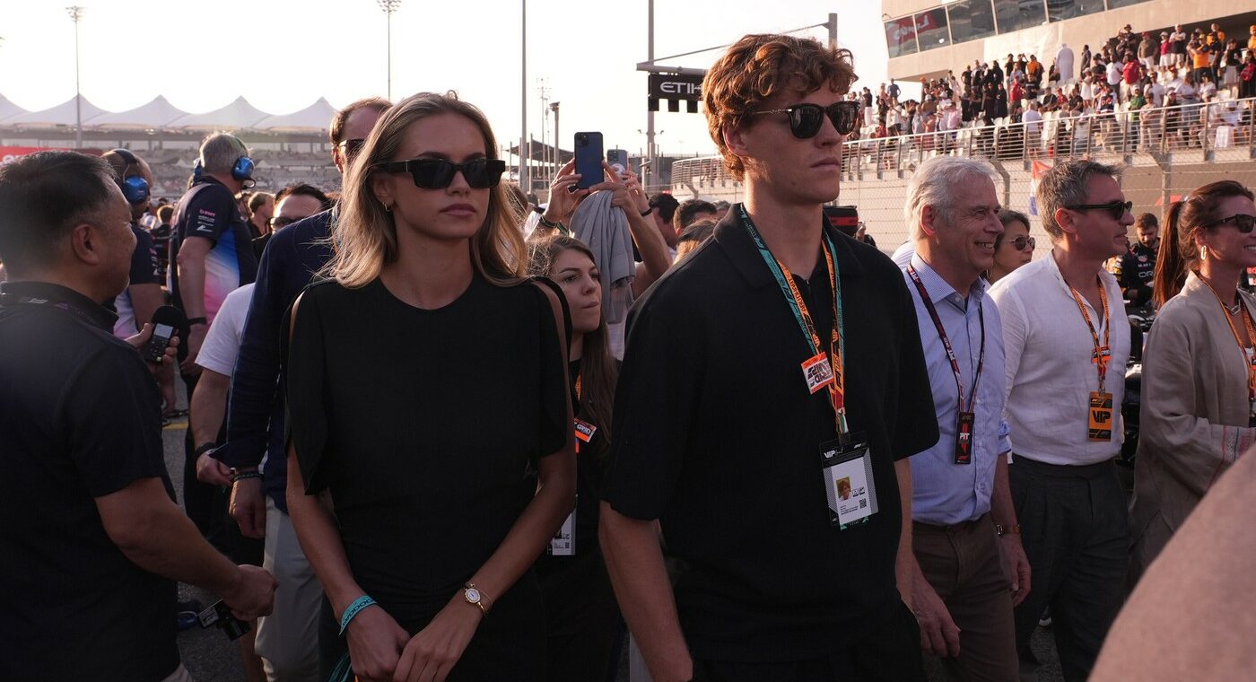 Cum a atras atenția Laila Hasanovic, în timp ce Jannik Sinner se antrena cu Simona Halep la Dubai: „Campanie Tommy Hilfiger”. FOTO