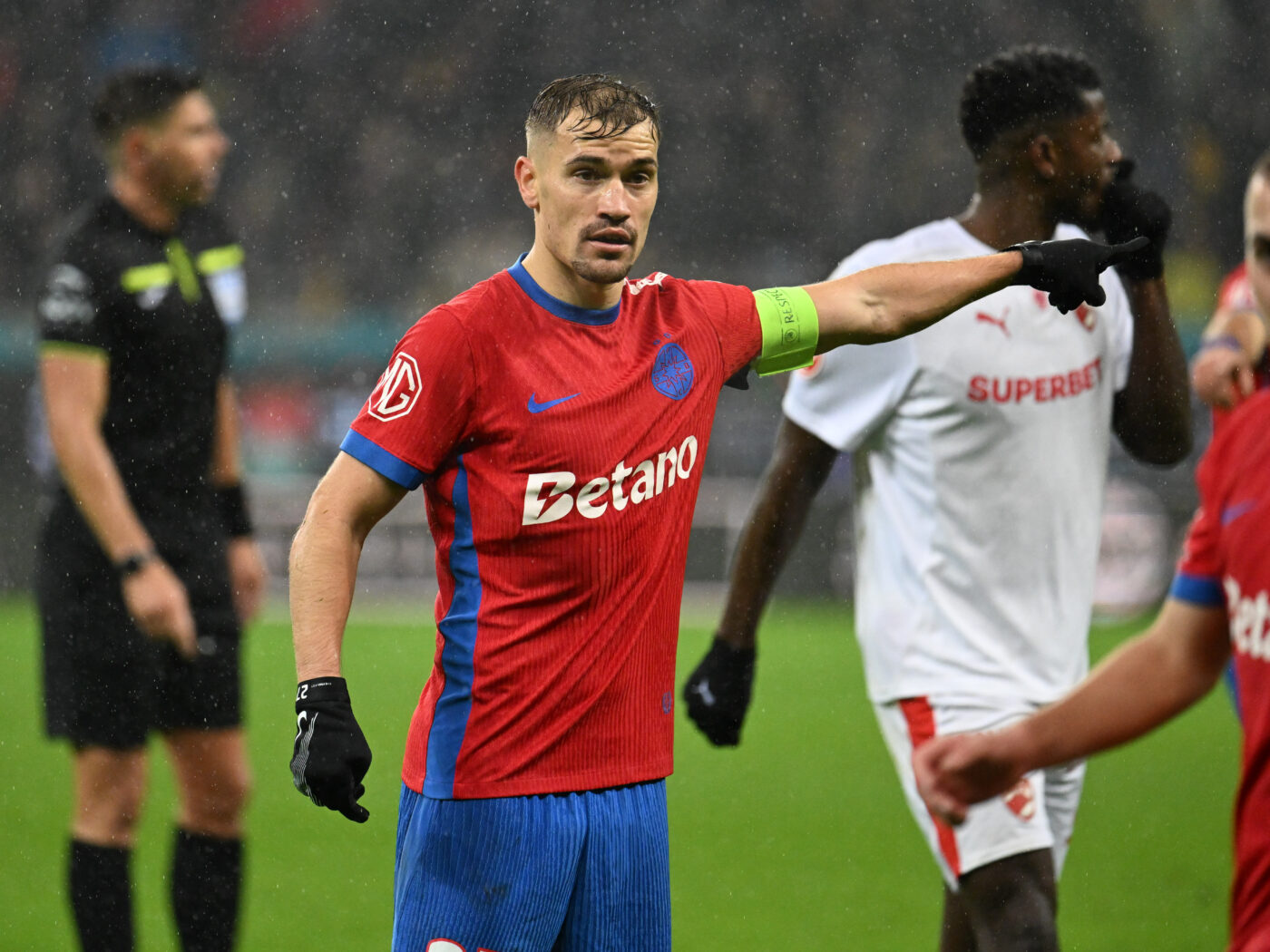Darius Olaru a pus tunurile pe arbitrul derby-ului FCSB – Dinamo: „E cam sensibil. Poate a văzut că luăm 10.000 de euro amendă și d-aia ne dă galbene”