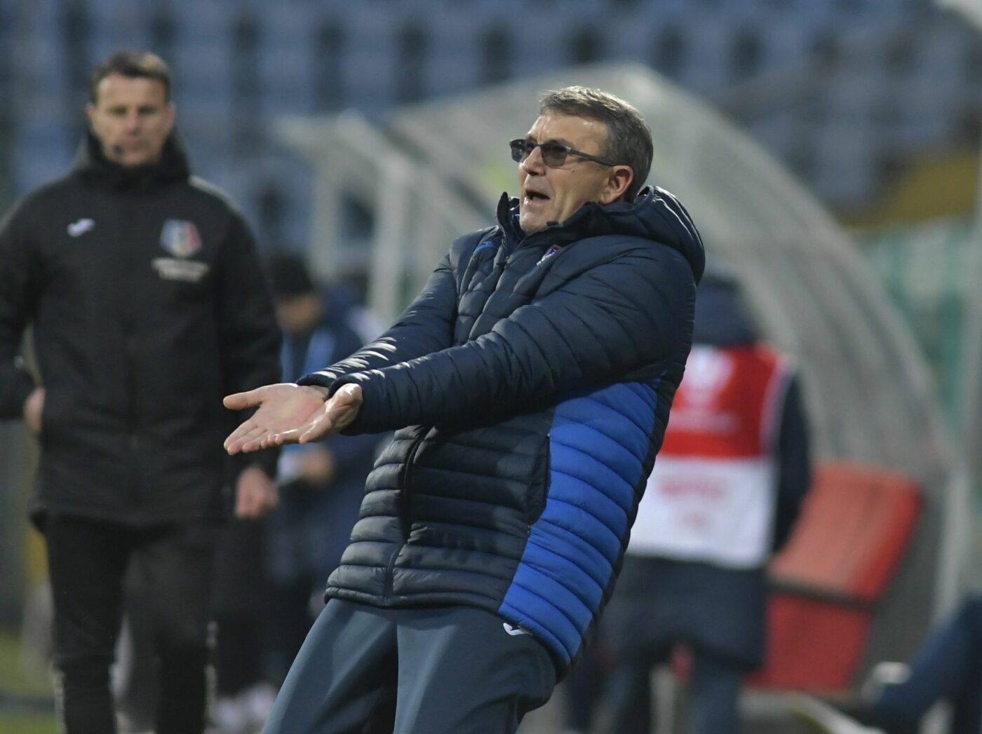 De ce are frisoane Eugen Neagoe înaintea meciului cu Metaloglobus, ultima clasată din Superliga. Marea problemă a Petrolului