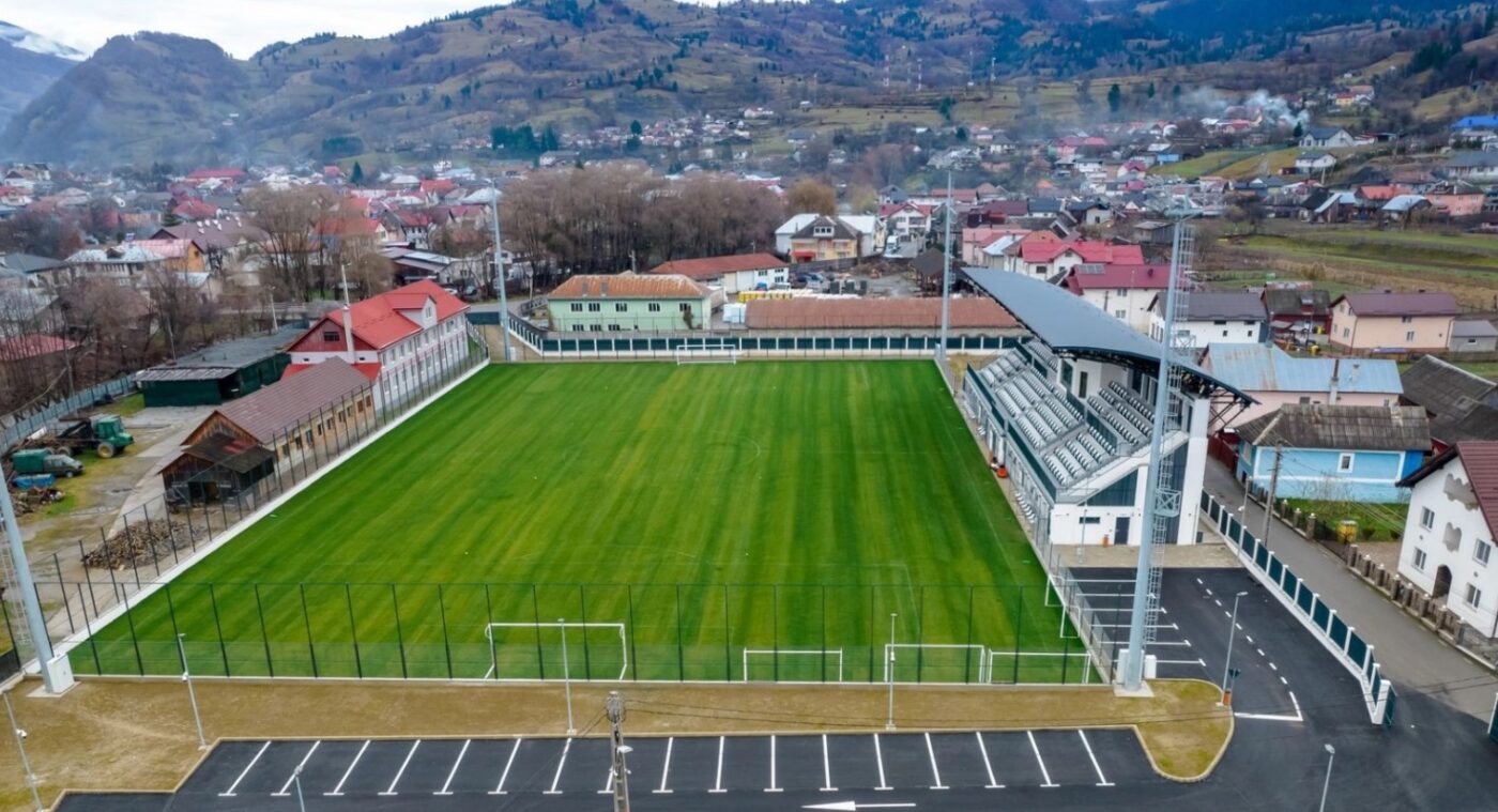 E gata „bijuteria” de peste 2.000.000 de euro dintr-o localitate din Bistrița-Năsăud. Primele imagini cu noul stadion sunt spectaculoase