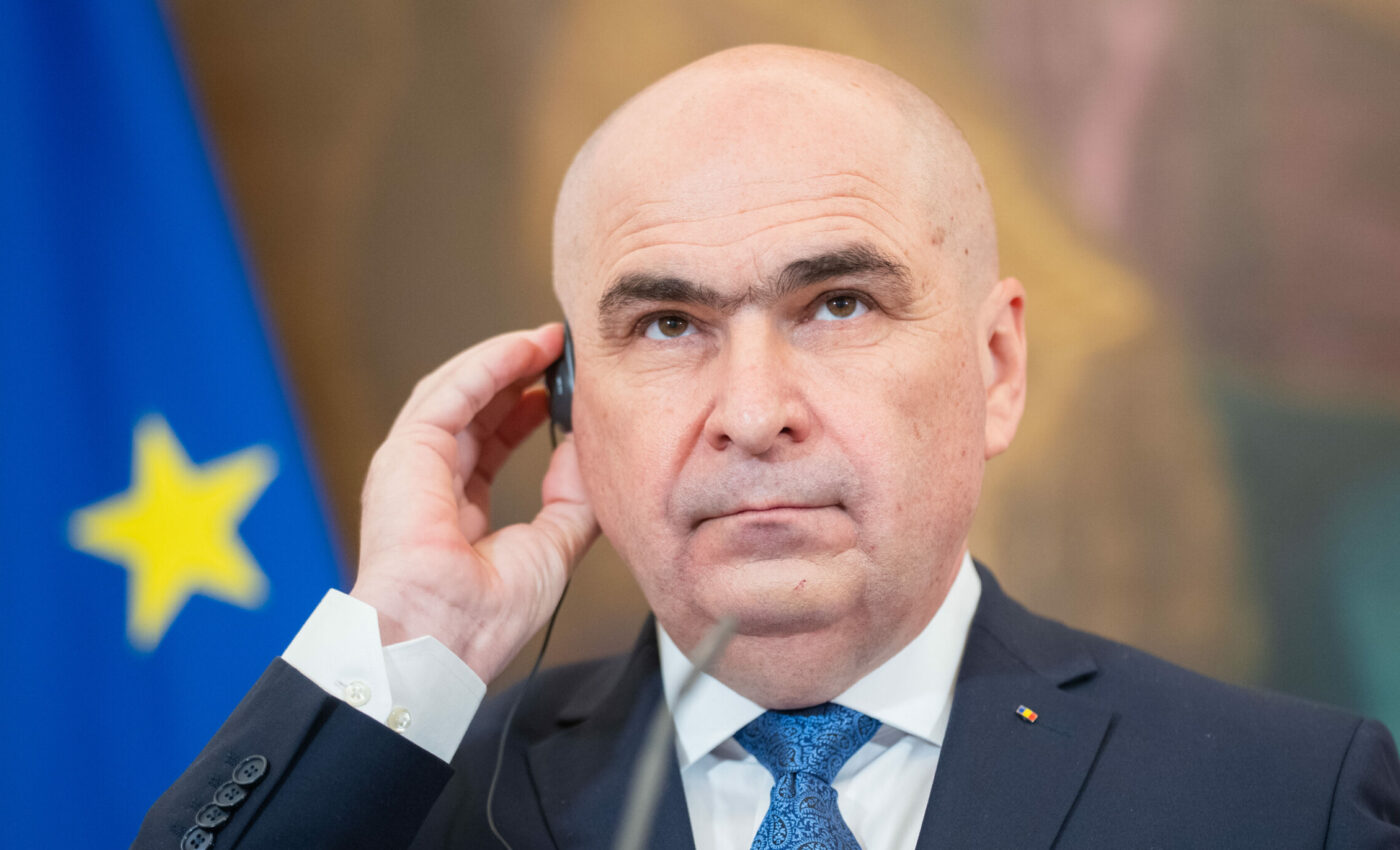E milionar și are curaj să vorbească la adăpostul averii sale uriașe despre deciziile premierului României: „Bolojan a fost adus să dea cu barda în Dumnezeu”