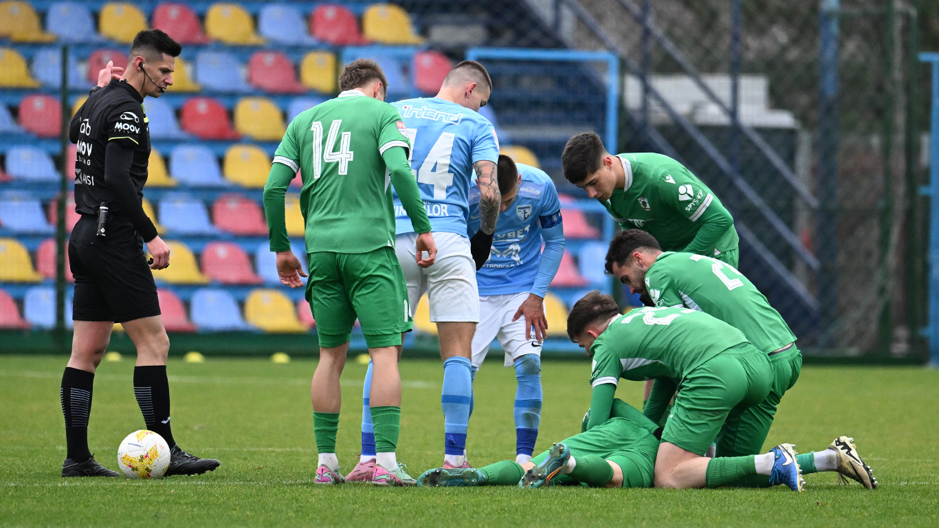 Scene șocante la Voluntari! Un tânăr jucător al CSC Dumbrăvița s-a prăbușit pe gazon, fără să fie lovit. Reacția antrenorului