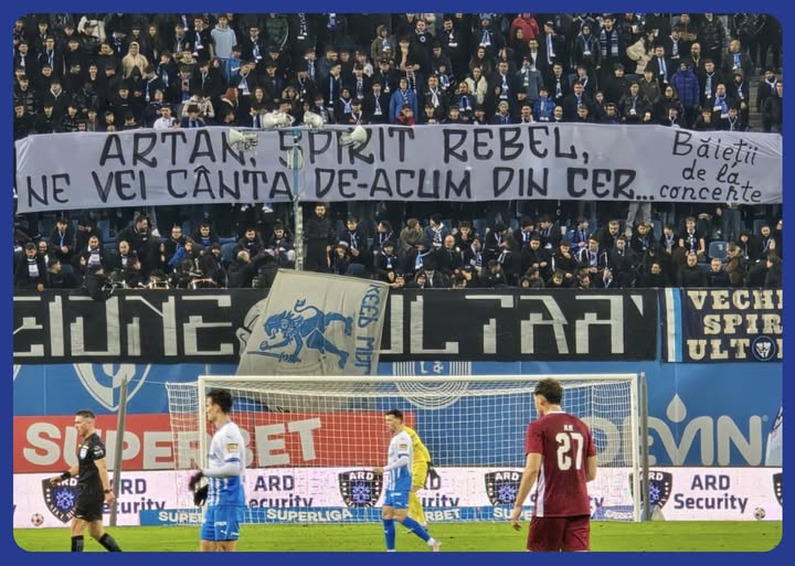 Fanii Universităţii Craiova l-au omagiat pe artistul dispărut recent: „Ne vei cânta acum din Cer”