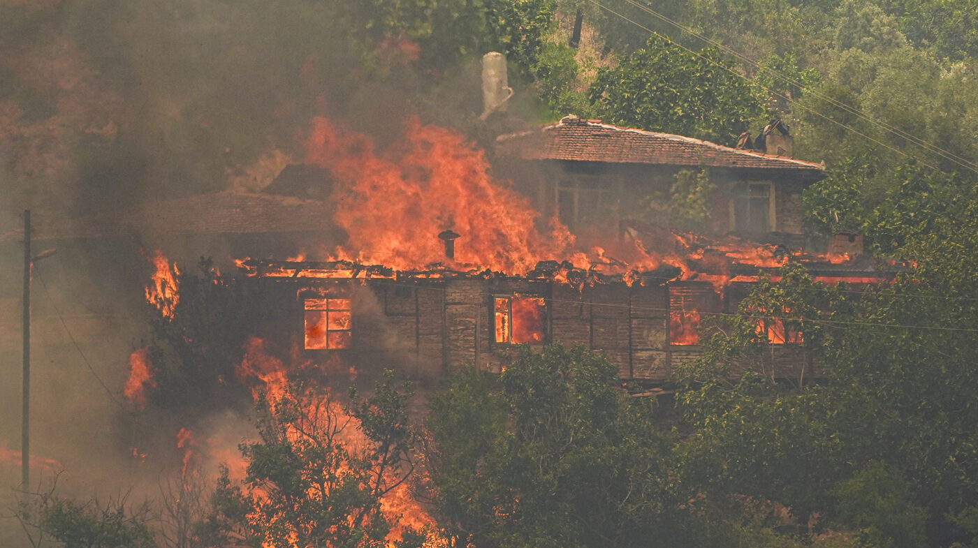 Fostul fotbalist a ajuns om de serviciu după ce și-a pierdut casa și averea într-un incendiu