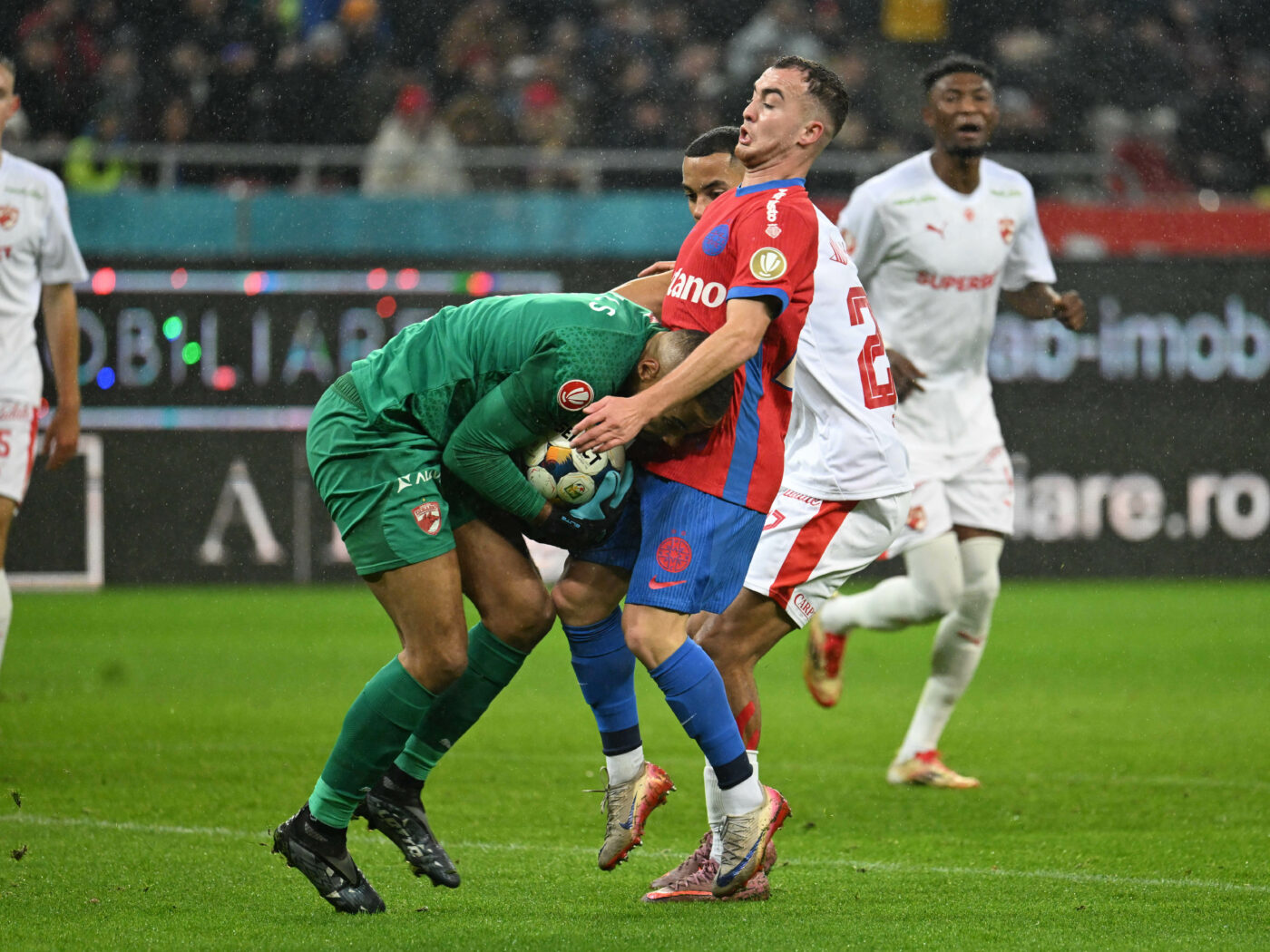 Fotbalistul din Superligă nevoit să joace pe 31 decembrie, de la ora 20.00 ar putea petrece Revelionul în vestiar