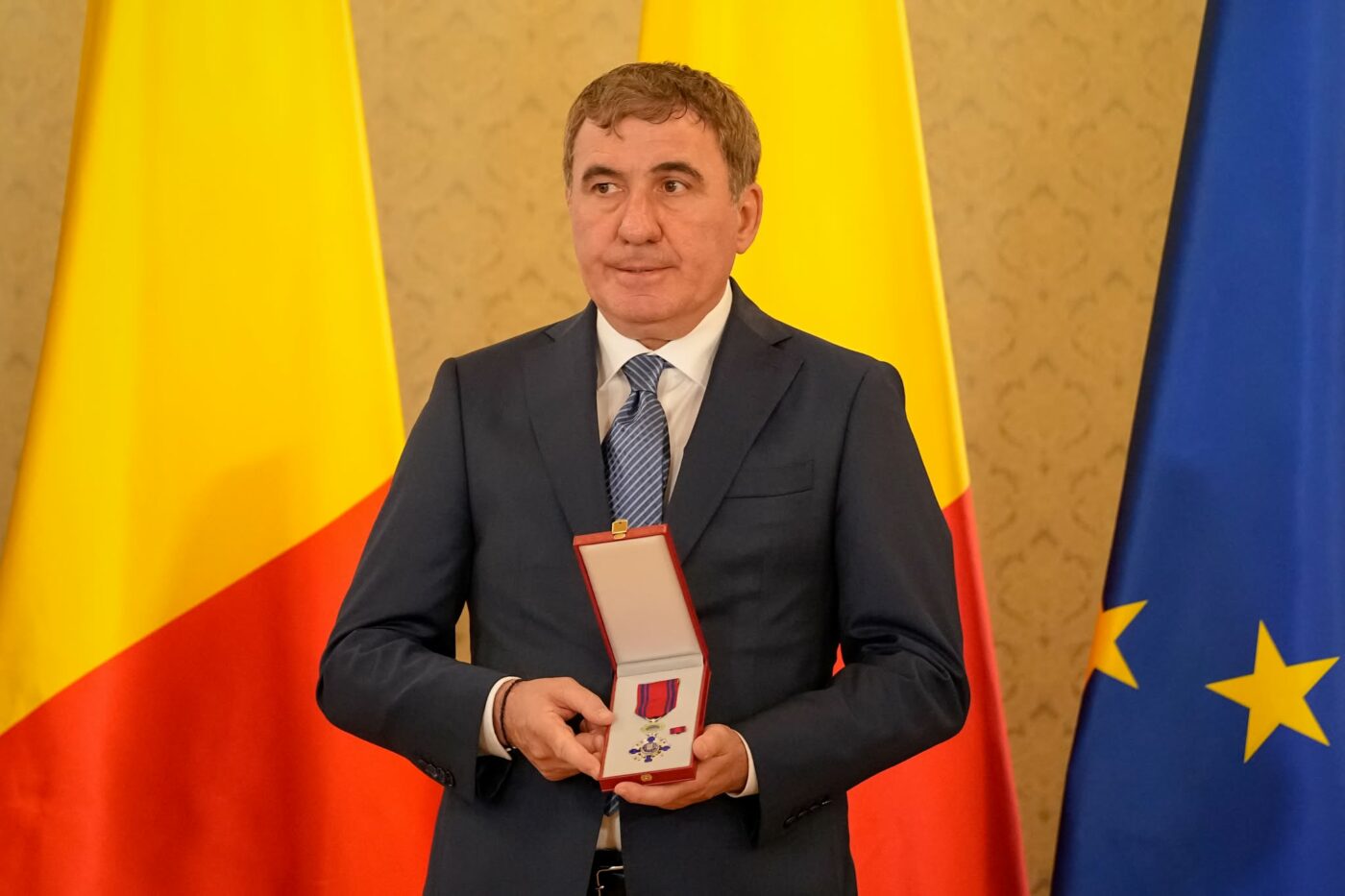 Gica-Hagi-a-facut-Craciunul-alaturi-de-omul-care-construieste-un-ansamblu-rezidential-de-70.000.000-de-euro-la-Craiova-1400x933.jpg