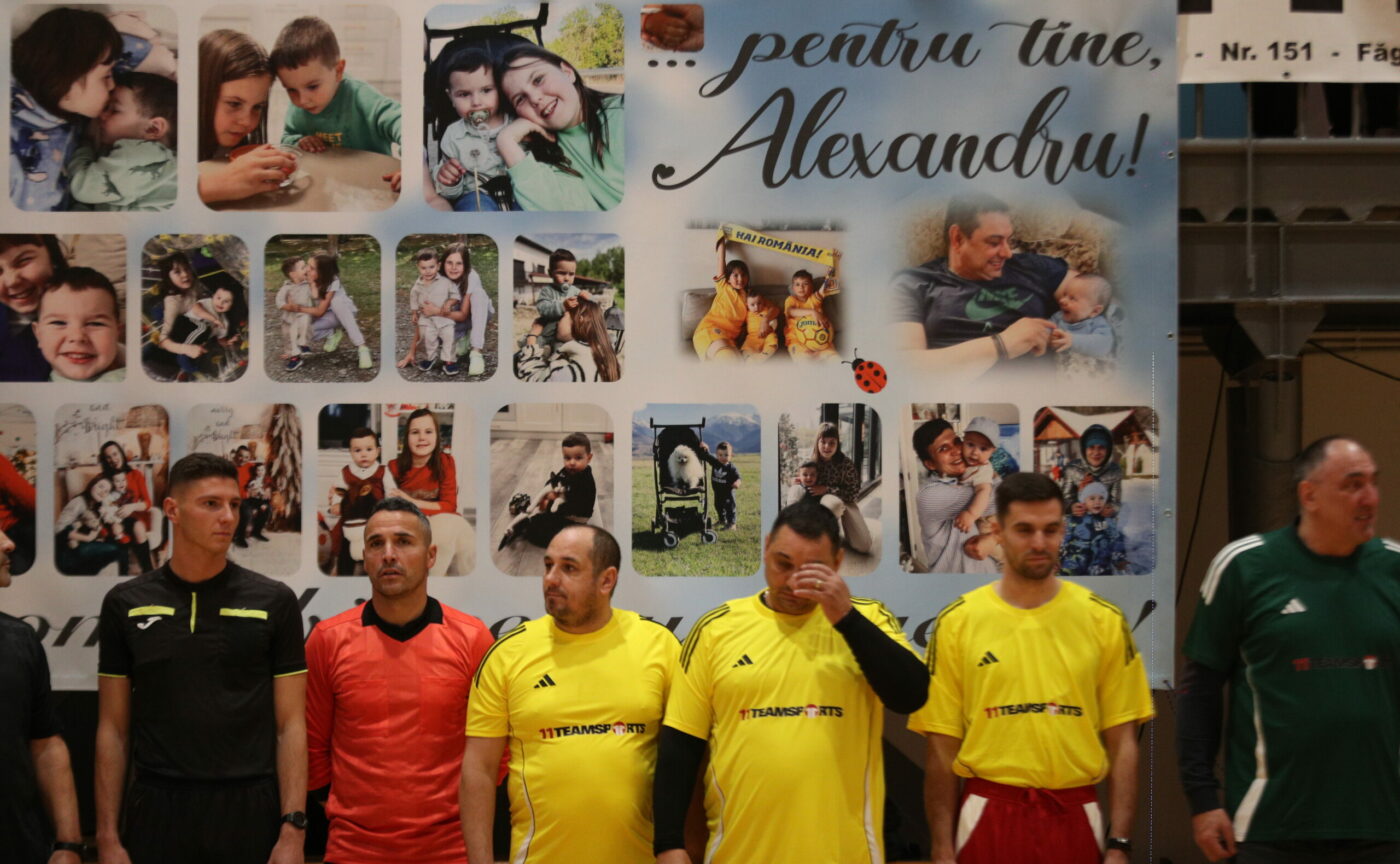 Imagini cutremurătoare cu Ionel Ganea la memorialul dedicat lui Alexandru, fiul său care a murit, la vârsta de 2 ani, în accident de maşină